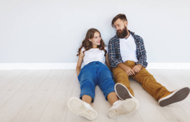 mutlu evli çift tarafından yeni bir daire boş duvara oturan