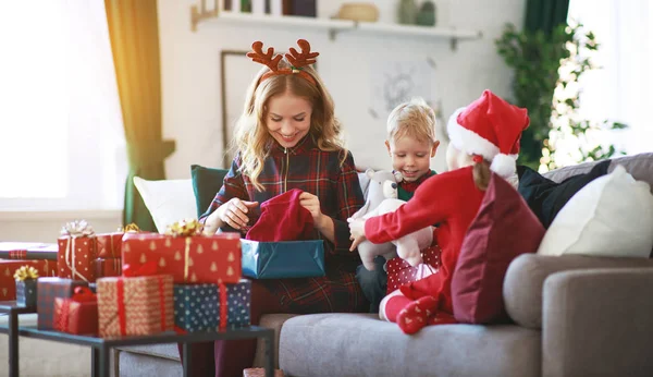 Feliz Familia Madre Hijos Abren Regalos Mañana Navidad — Foto de Stock