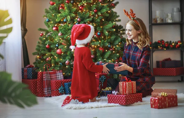 Felice Famiglia Madre Figlia Bambino Regali Aperti Mattina Natale — Foto Stock