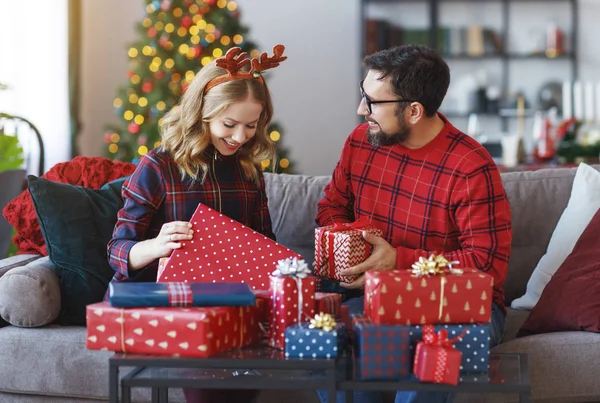 Felice Coppia Sposi Apertura Regali Mattina Natale — Foto Stock