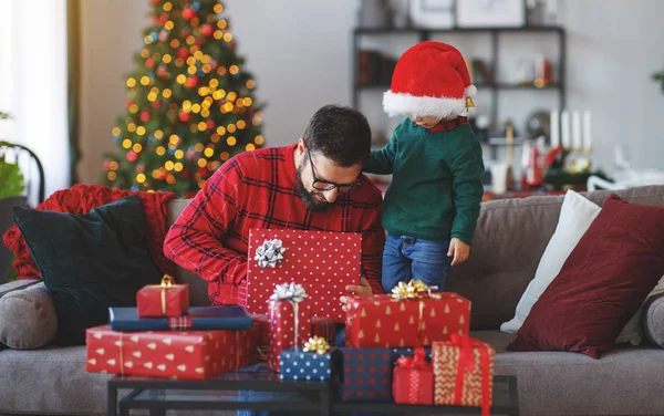 Glücklicher Familienvater Und Sohn Öffnen Geschenke Weihnachtsmorgen — Stockfoto