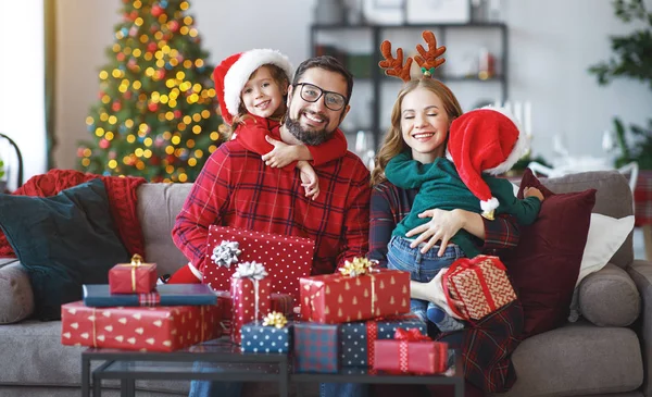 Familia Feliz Padres Hijos Abren Regalos Mañana Navidad — Foto de Stock