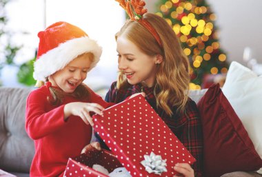 mutlu aile anne ve çocuk kızı açık Noel Günaydın sunar