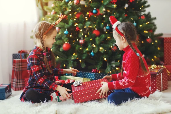 Glada Barn Flickor Med Julklappar Nära Julgran Godmorgon — Stockfoto