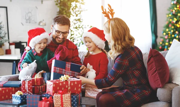 Heureux Parents Famille Enfants Ouvrent Des Cadeaux Matin Noël — Photo