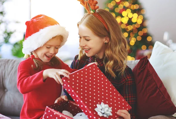 Lyckliga Familjen Mor Och Barn Dotter Öppet Presenterar Jul Godmorgon — Stockfoto