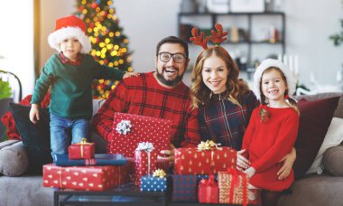 mutlu aile anne ve çocuk armağan üstünde Noel sabah aç