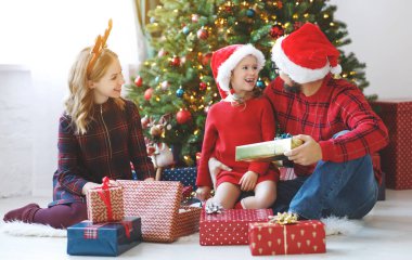 mutlu aile ebeveyn ve Çocuk hediyeleri Noel sabahı açabilir