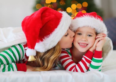 mutlu aile anne ve çocuk kızı hediyeler Noel tre yakınındaki Noel sabahı açılış pijama
