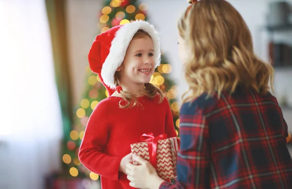 Lyckliga Familjen Mor Och Barn Dotter Öppet Presenterar Jul Godmorgon — Stockfoto