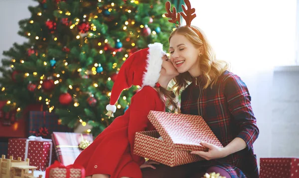 Heureux Famille Mère Enfant Fille Ouvert Cadeaux Matin Noël — Photo