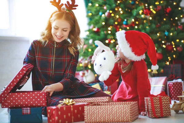 Happy Family Mother Child Daughter Open Presents Christmas Mornin — Stock Photo, Image