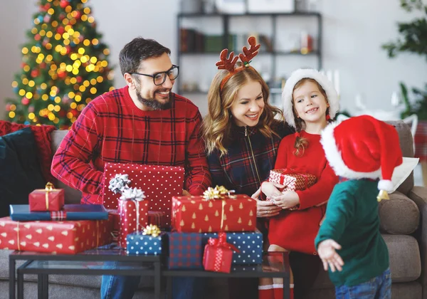 Lycklig Familj Föräldrar Och Barn Öppna Presenter Jul Godmorgon — Stockfoto