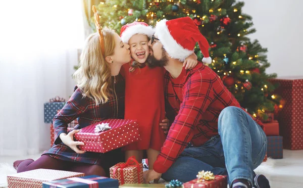 Feliz Familia Padres Hija Niños Abren Regalos Mañana Navidad —  Fotos de Stock