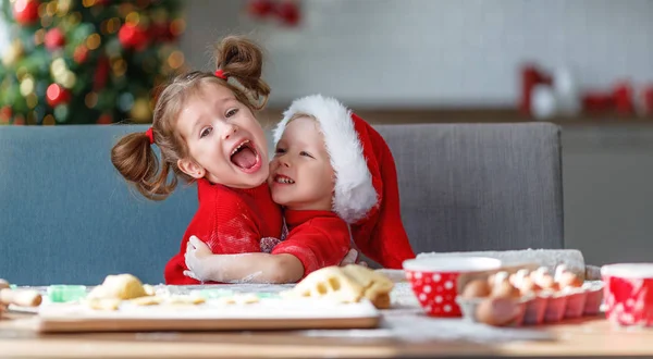 Crianças Engraçadas Felizes Assar Biscoito Natal — Fotografia de Stock