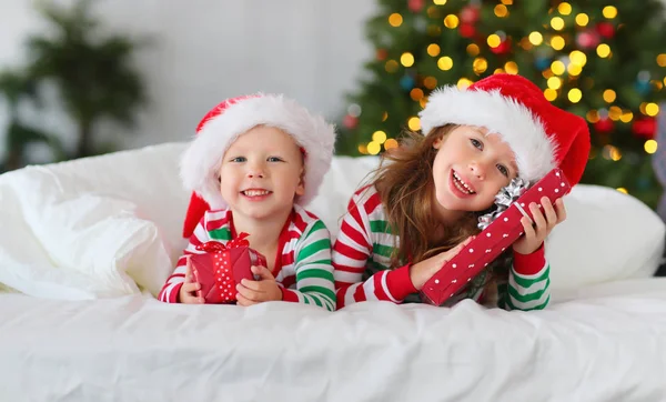 Gelukkige Kinderen Pyjama Met Geschenken Kerstochtend Buurt Van Kerstmis Tre — Stockfoto