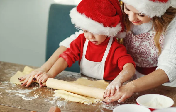 Feliz Engraçado Mãe Criança Assar Biscoito Natal — Fotografia de Stock