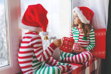 çocuk kız ve erkek pijama üzgün windo tarafından Noel sabahı