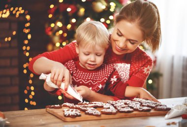 mutlu komik anne ve çocuk Noel kurabiye pişirin