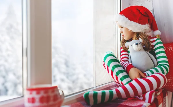 Kind Meisje Pyjama Triest Kerstochtend Door Windo — Stockfoto