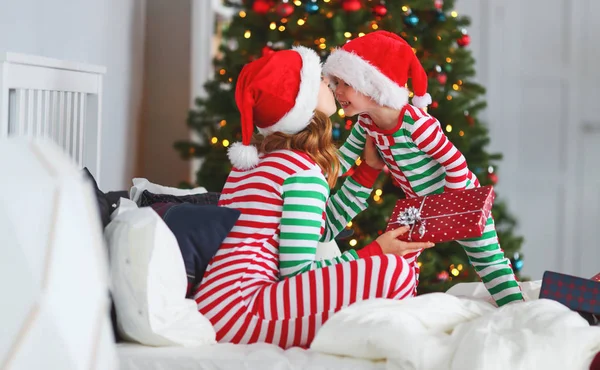 Gelukkige Familie Moeder Knuffel Haar Zoontje Pyjama Geschenken Openen Kerstochtend — Stockfoto