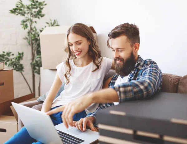 Una Feliz Pareja Jóvenes Casados Muda Nuevos Apartmen —  Fotos de Stock