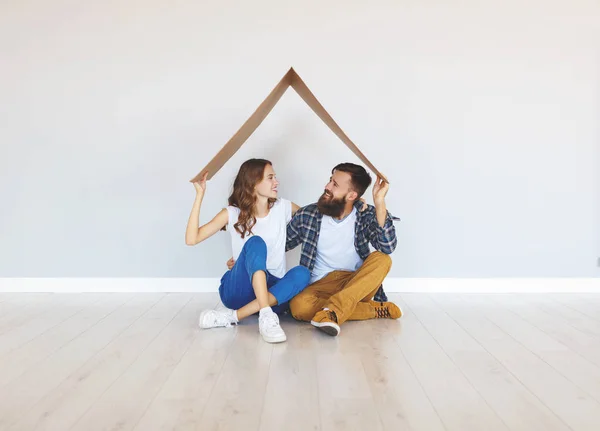 Lycklig Ung Gift Par Flyttar Till Nya Apartmen — Stockfoto