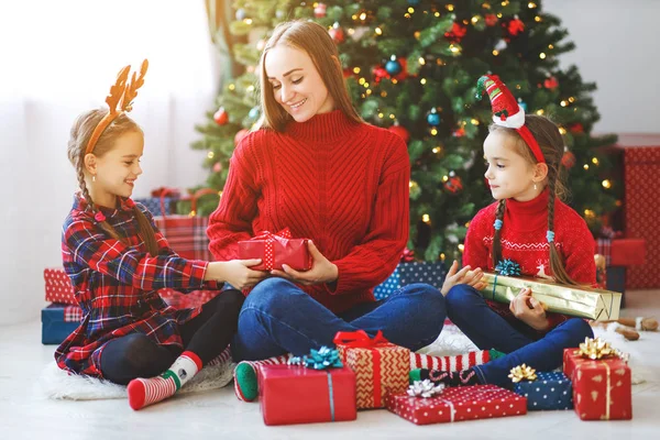 Lyckliga Familjen Mor Och Barn Öppna Presenter Jul Godmorgon — Stockfoto