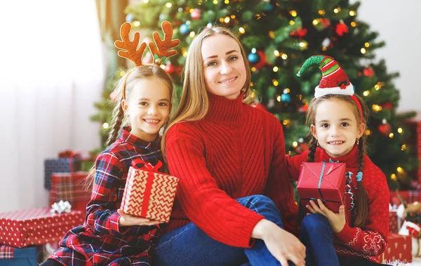 Lyckliga Familjen Mor Och Barn Öppna Presenter Jul Godmorgon — Stockfoto