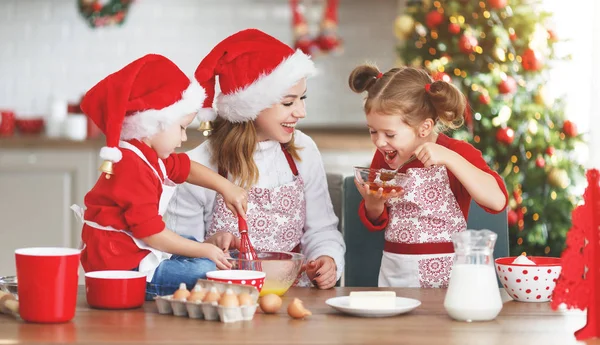 Felice Divertente Mamma Bambini Cuocere Biscotti Natale — Foto Stock