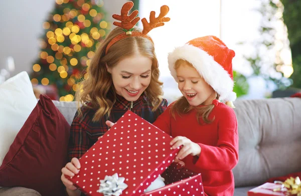 Família Feliz Mãe Criança Filha Abrir Presentes Manhã Natal — Fotografia de Stock