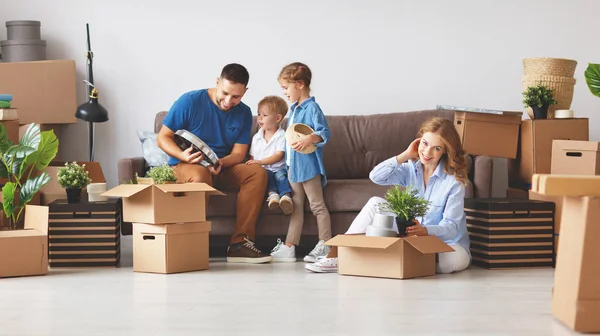 Lyckliga Familjen Mamma Pappa Och Barn Flytta Till Lägenhet Och — Stockfoto
