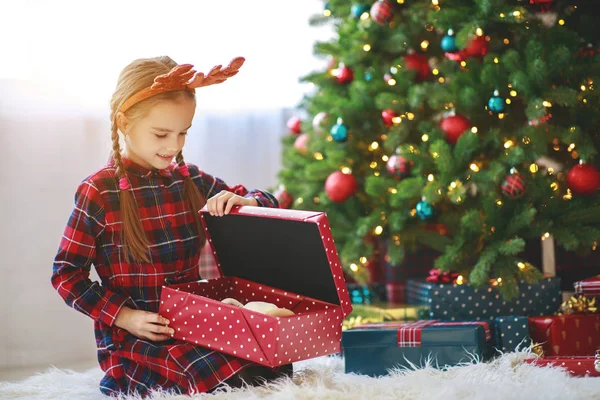 Gelukkig Kind Meisje Met Giften Van Kerstmis Buurt Van Kerstboom — Stockfoto