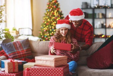 mutlu genç çift açılış armağan üstünde Noel Günaydın