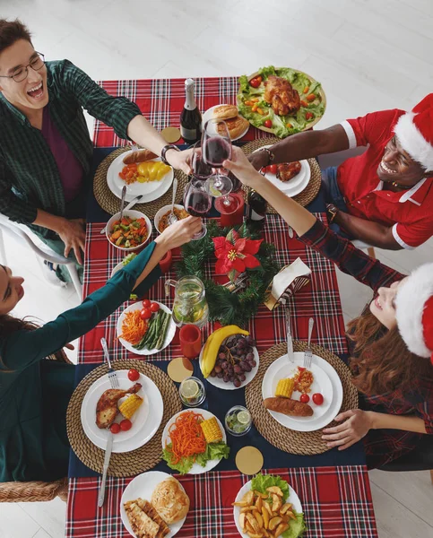 Compañía Amigos Alegres Felices Celebrando Cena Navidad — Foto de Stock