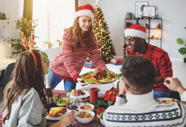 Vidám Boldog Barátai Ünnepli Karácsonyi Dinne — Stock Fotó