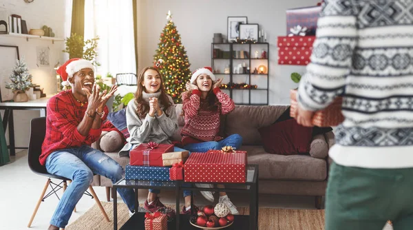 Eine Gesellschaft Glücklicher Freunde Die Weihnachten Und Neujahr Feiern — Stockfoto