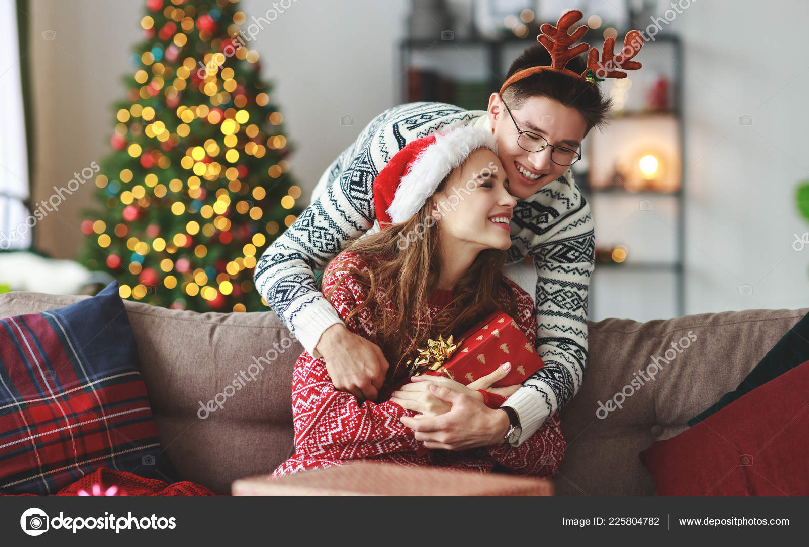 Apertura Regali Di Natale.Felice Giovane Coppia Apertura Regali Mattina Natale Foto Stock C Evgenyataman 225804782