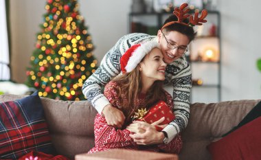 mutlu genç çift açılış armağan üstünde Noel Günaydın