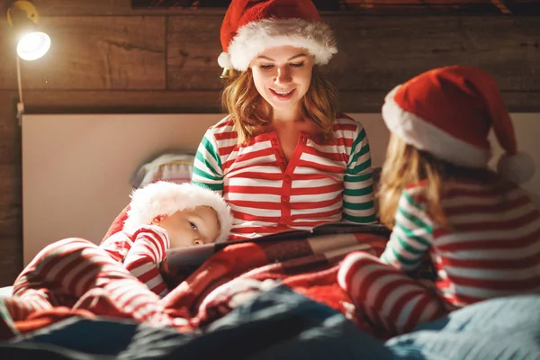 Vrolijk Kerstfeest Familie Moeder Leest Kinderen Een Boek Voor Het — Stockfoto