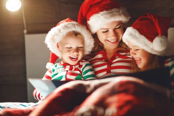 Merry Christmas Family Mother Reads Children Book Bed — Stock Photo, Image