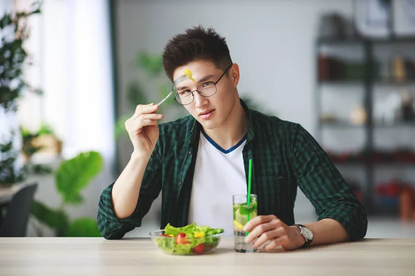 Una Alimentación Saludable Joven Feliz Comiendo Ensalada Mañana Kitche — Foto de Stock