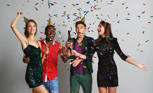 Fête Entreprise Amis Heureux Dansant Avec Confettis Champagn — Photo