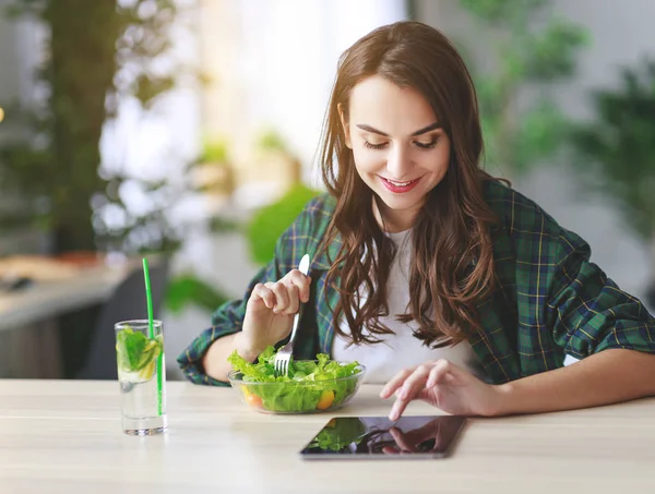 Alimentação Saudável Menina Feliz Comendo Salada Com Tablet Parte Manhã — Fotografia de Stock