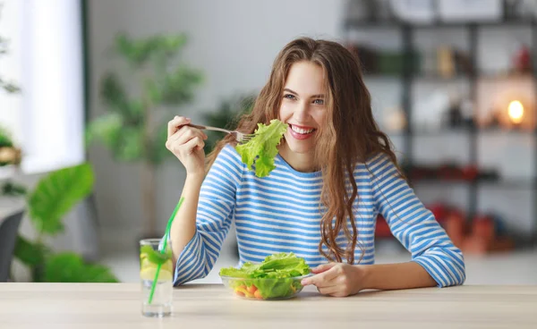Alimentação Saudável Menina Feliz Comendo Salada Manhã Cozinha — Fotografia de Stock