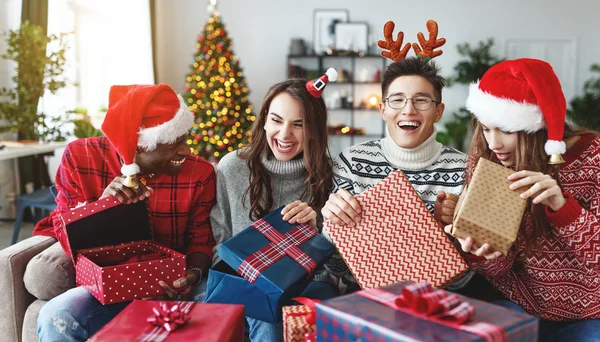 Una Compagnia Amici Felici Che Festeggiano Natale New Yea — Foto Stock