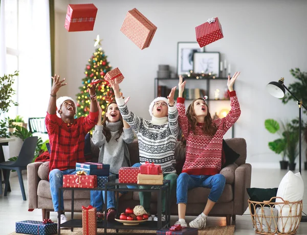 Una Compañía Amigos Felices Celebrando Navidad New Yea — Foto de Stock