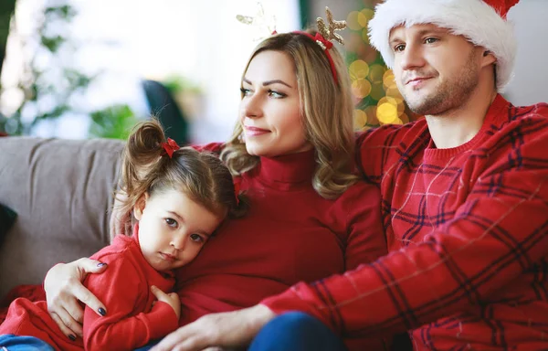 Šťastná Rodina Rodiče Dítě Dcera Otevřít Dárky Vánoce Ráno — Stock fotografie
