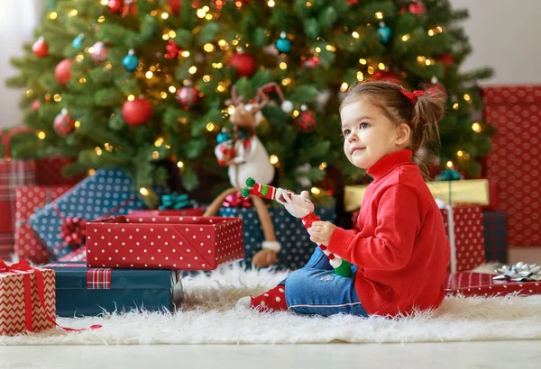 Heureux Enfant Fille Avec Cadeaux Noël Près Arbre Noël Mornin — Photo