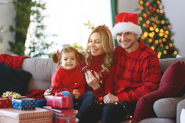 Família Feliz Pais Criança Filha Abrir Presentes Manhã Natal — Fotografia de Stock